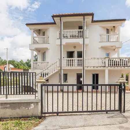 Gostinjska kuća House Topal With Pool In Porec For Max 21 Persons Radmani